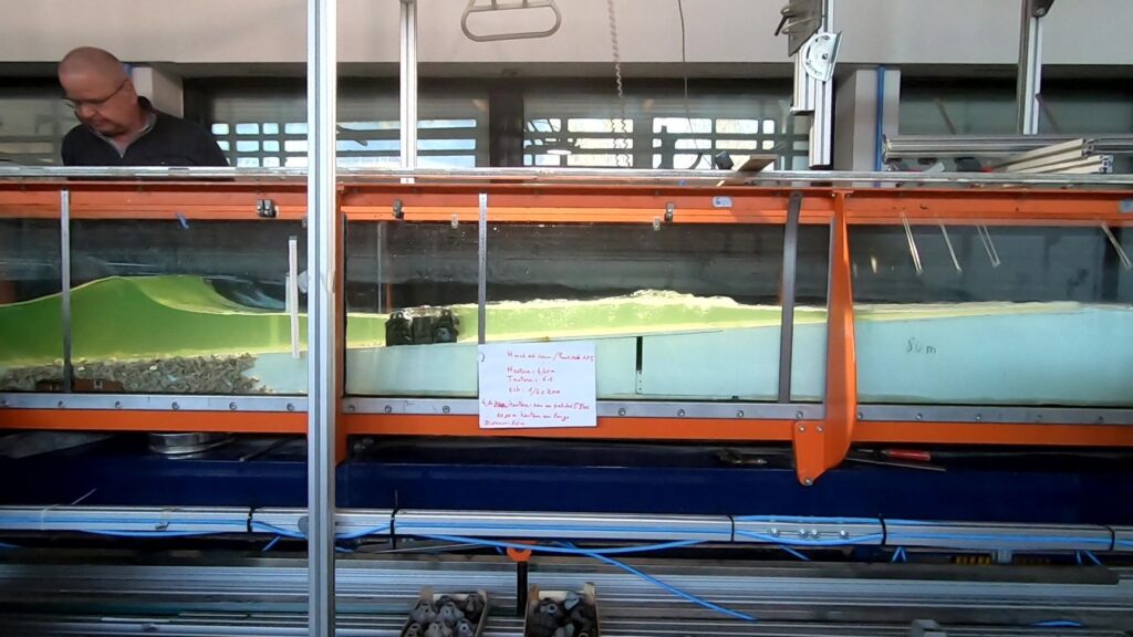 Tests en laboratoire pour valider la performance des blocs de protection côtière