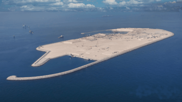 Vue aérienne d’une île du champ pétrolier de Zakum avec la digue en blocs artificiels certifiée par les experts CLAS