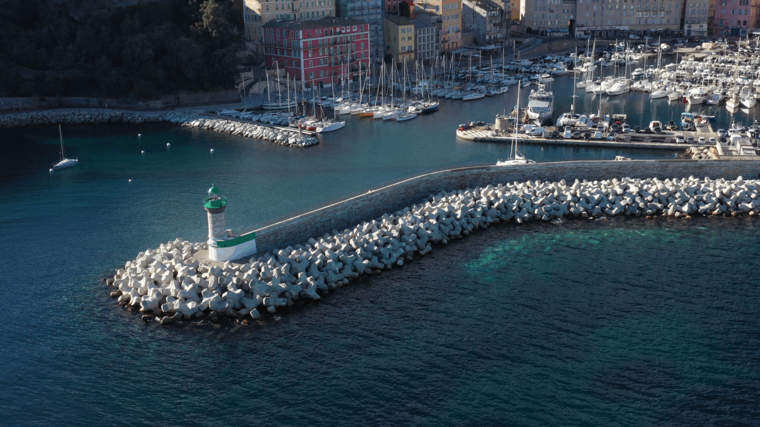 Vue drone de la digue du Môle Génois à Bastia avec carapace en blocs artificiels contrôlée et certifiée par CLAS