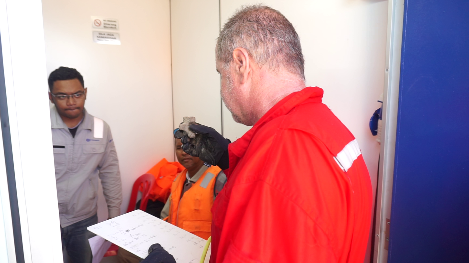 Inspecteur CLAS expliquant aux plongeurs comment corriger une non-conformité sur le chantier