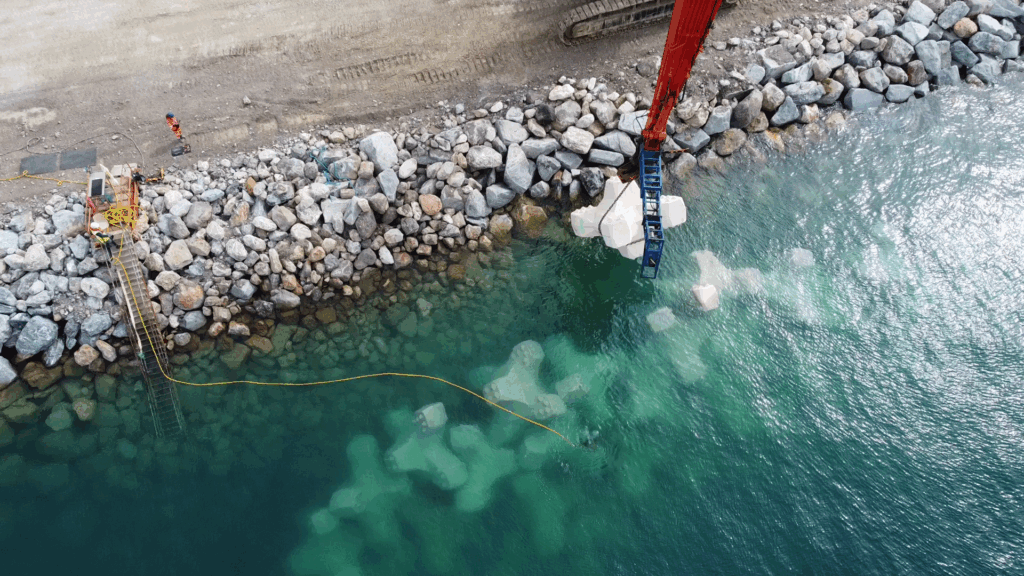 Pose de blocs en urgence par CLAS à Port-la-Nouvelle