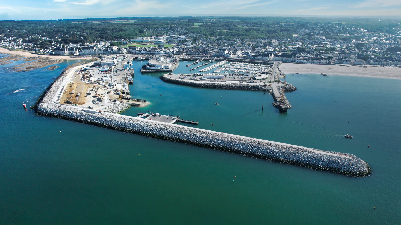 Vue drone de la digue de La Turballe en travaux maritimes