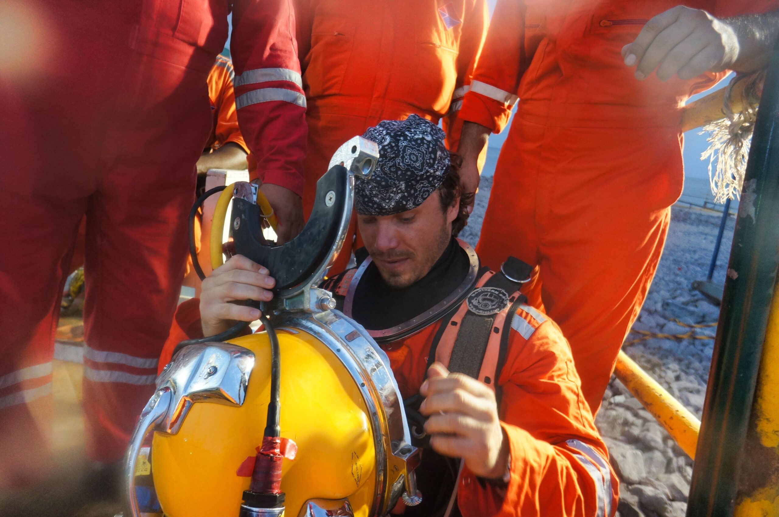 Plongeur CLAS se préparant à entrer dans l’eau sur l’île de Zirku