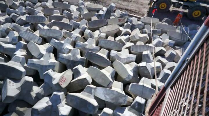 Imbrication des blocs en crête de digue sur l’île de Zirku