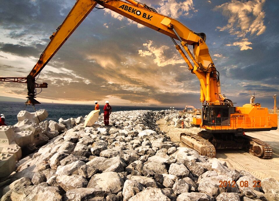 Vue aérienne montrant les travaux de protection côtière sur une des îles de Zakum, supervisés par les experts CLAS pour garantir la stabilité et la conformité de la carapace.