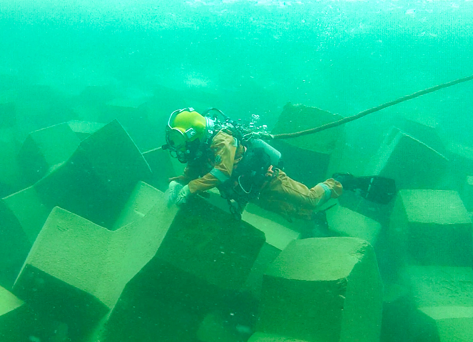 Plongeur CLAS inspectant sous l’eau la carapace en blocs artificiels sur Upper Zakum Middle Island.