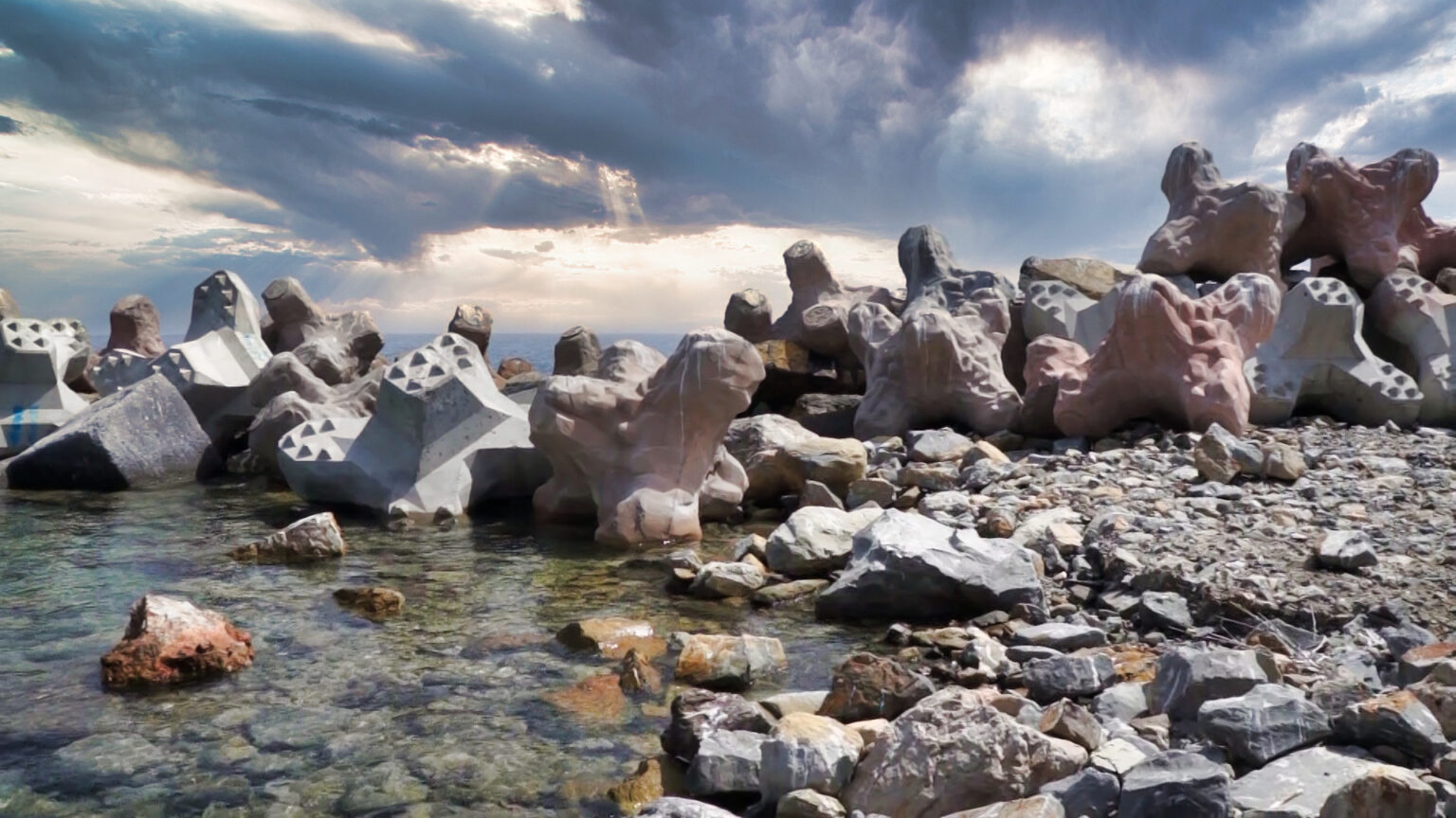 Blocs artificiels abandonnés sur la digue, illustrant un chantier interrompu et l’absence de mise en œuvre finale.