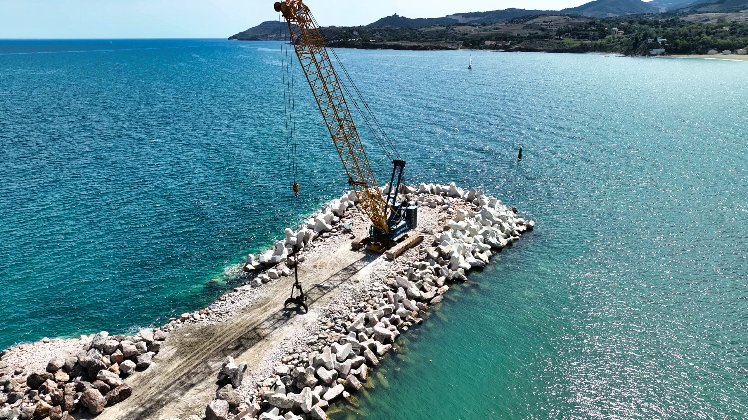 Drone view of the Argelès-sur-Mer breakwater under construction with BS2 armour units placed under CLAS supervision
