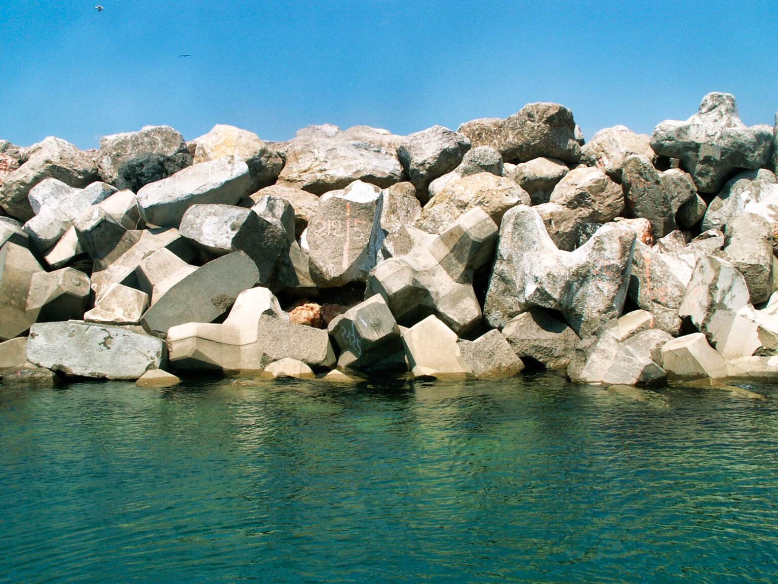 Blocs artificiels endommagés après les tassements progressifs de la carapace.