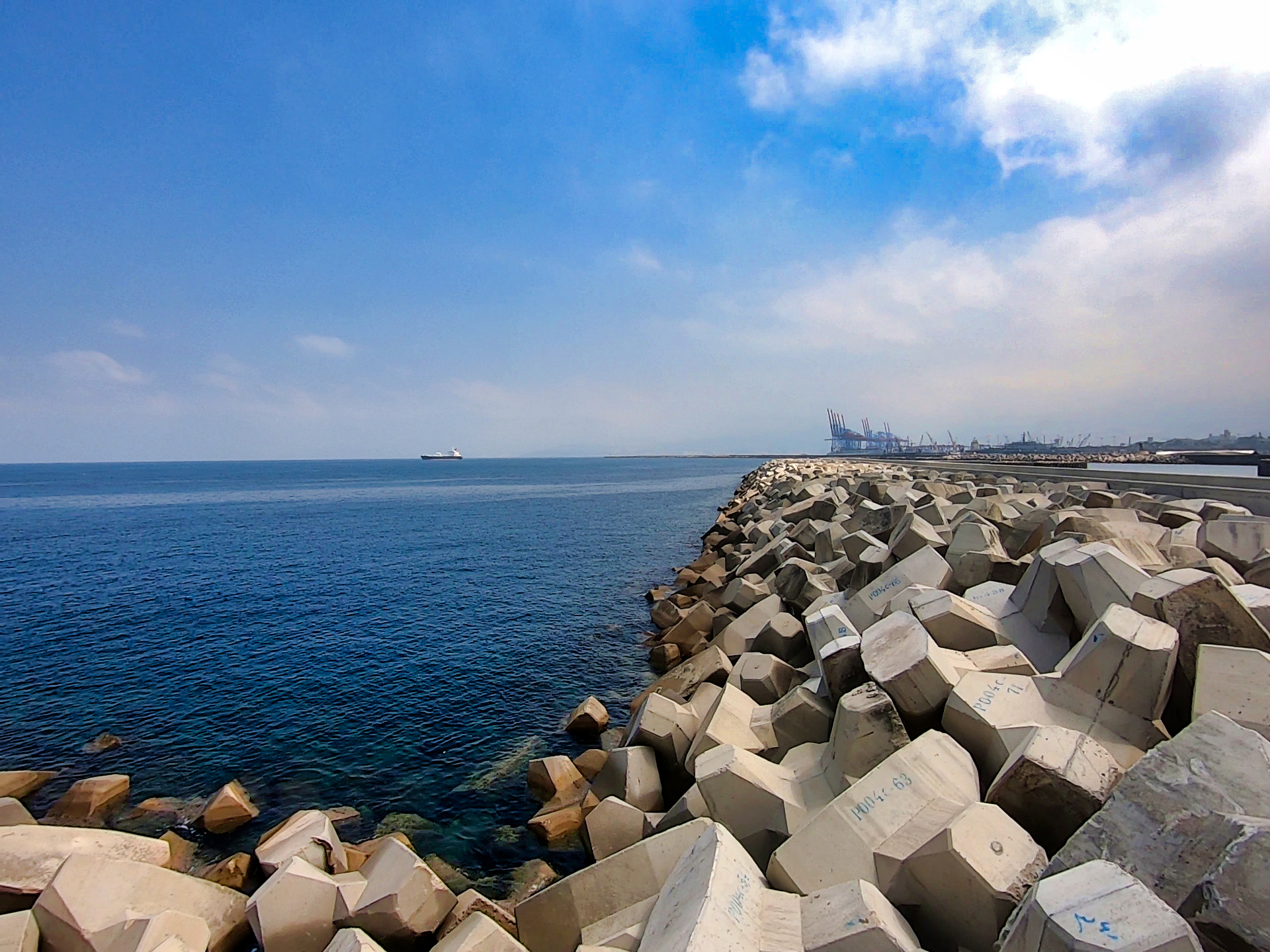 Vue d’une digue de la marina de Beyrouth certifiée Classe A par CLAS après contrôle complet de la carapace et de l’imbrication des blocs.