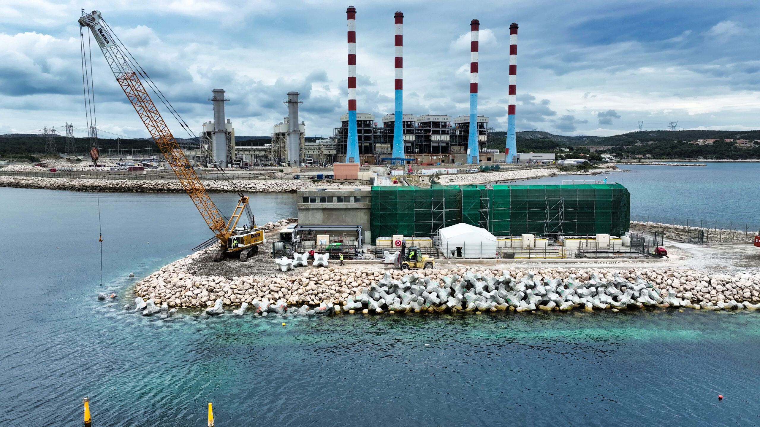 Les experts CLAS supervisent la pose des blocs de carapace pour garantir l’imbrication et la stabilité de la digue.