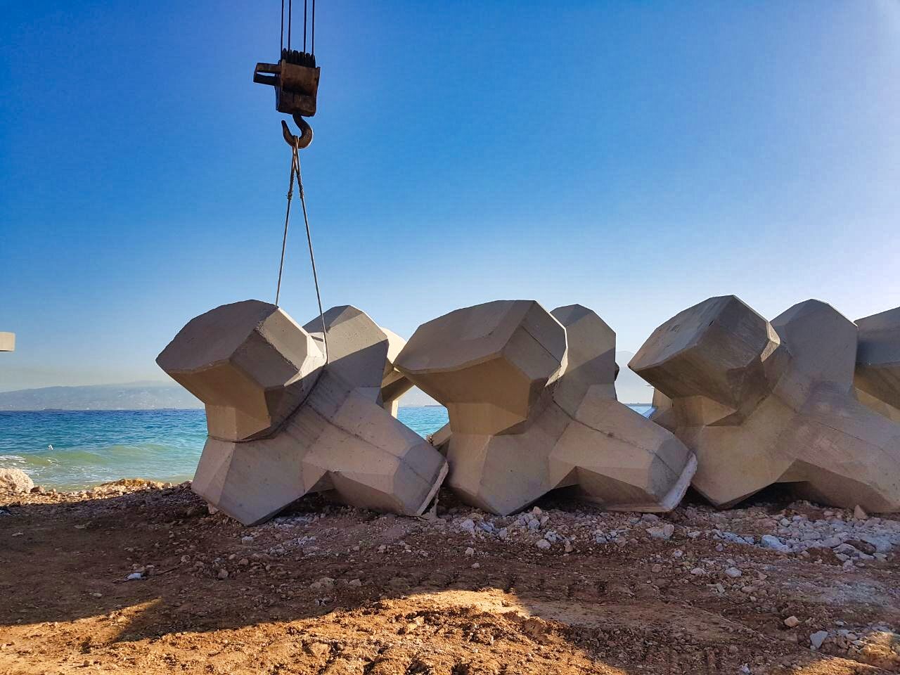 Travail en cours sur le chantier de construction de la digue, supervisé par les experts CLAS pour garantir la qualité de mise en œuvre.