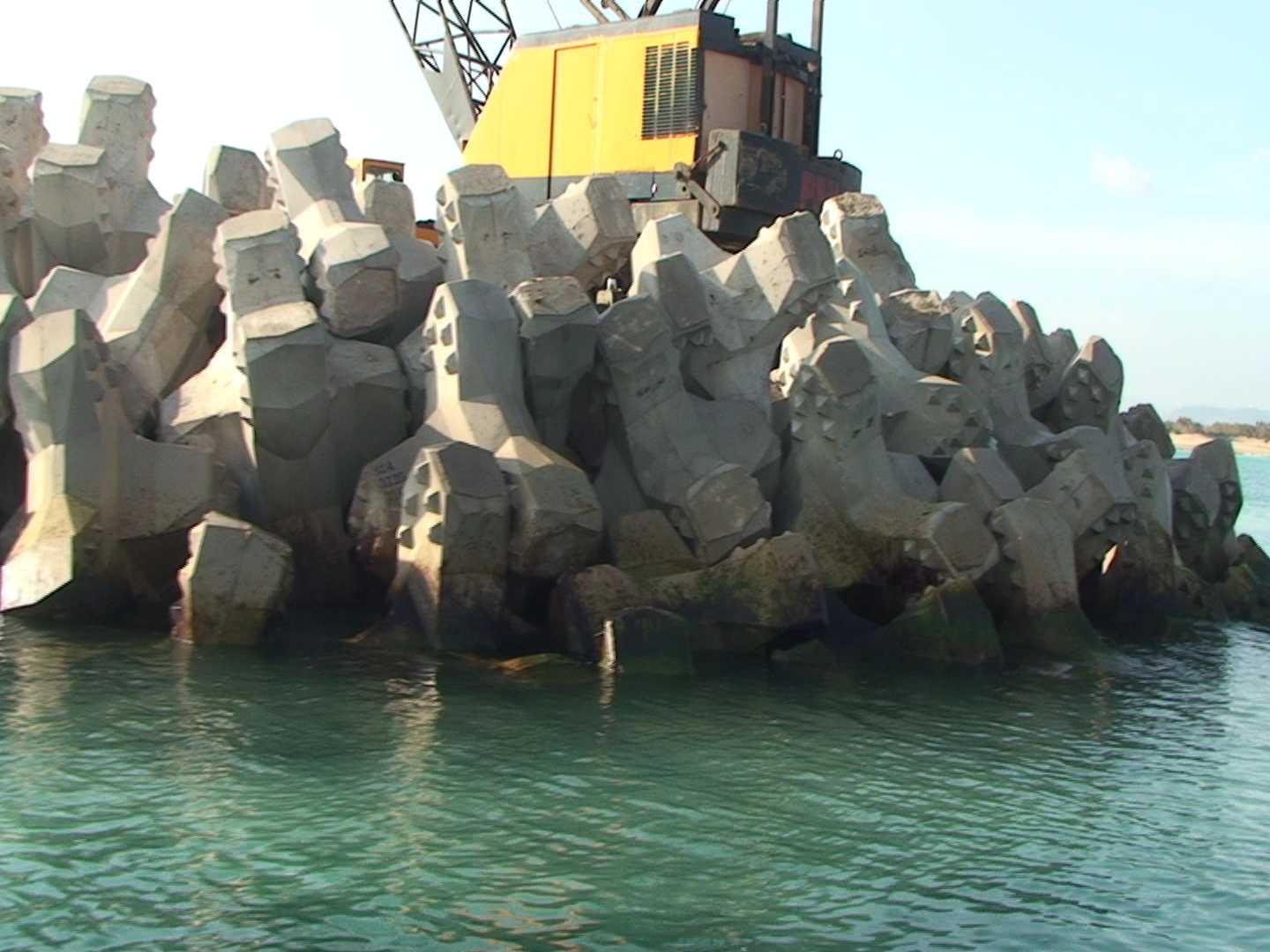 Vue du musoir de la digue montrant la forme terminale de l’ouvrage et l’imbrication des blocs sous contrôle CLAS.