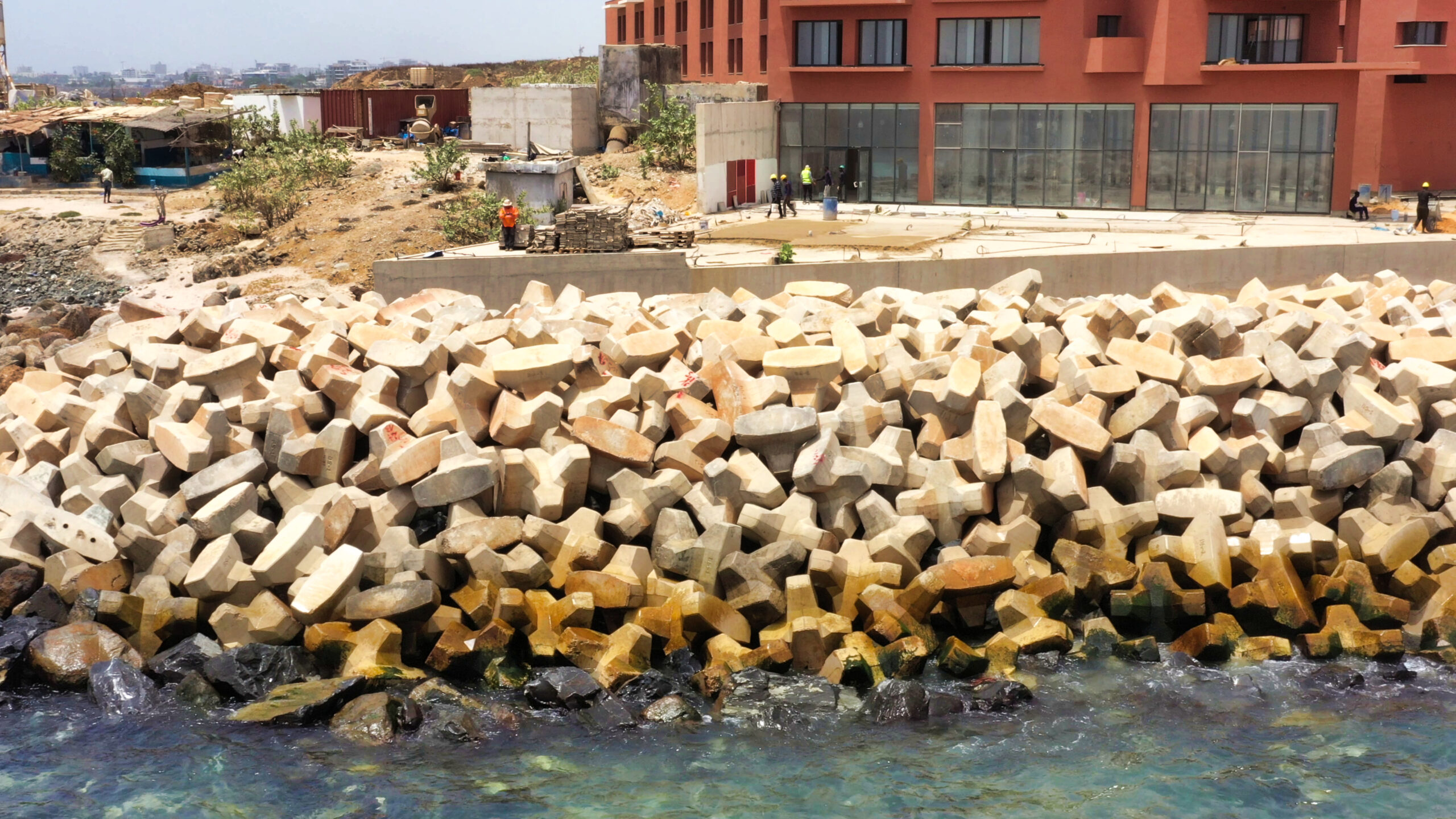 Carapace de digue en blocs BS1 protégeant l’hôtel Azalaï à Dakar, certifiée par les inspecteurs CLAS