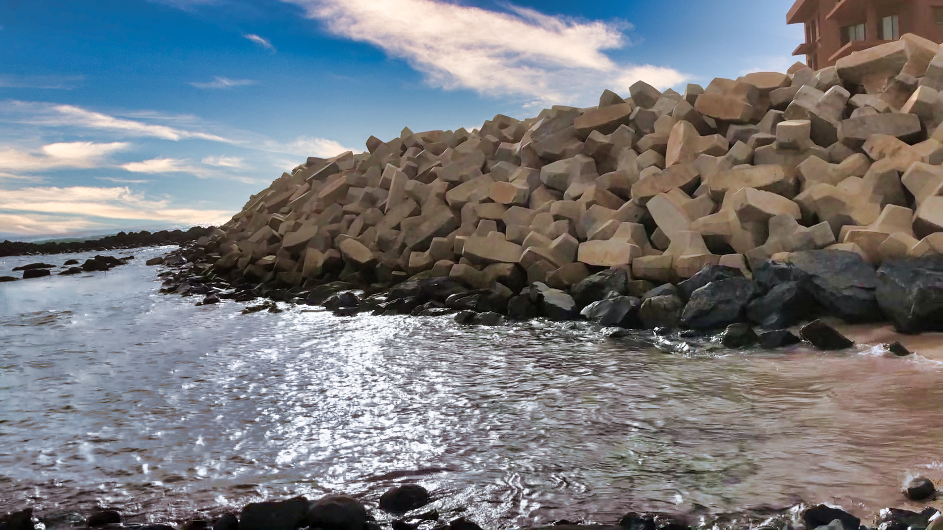 Vue latérale de la carapace en blocs BS1 protégeant l’hôtel Azalaï à Dakar, inspectée et certifiée par CLAS