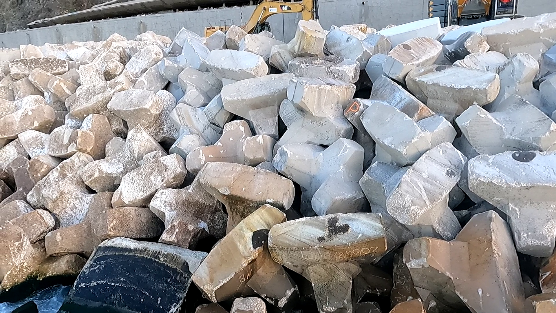 Blocs BS1 en place sur la carapace de digue sous contrôle et assistance CLAS