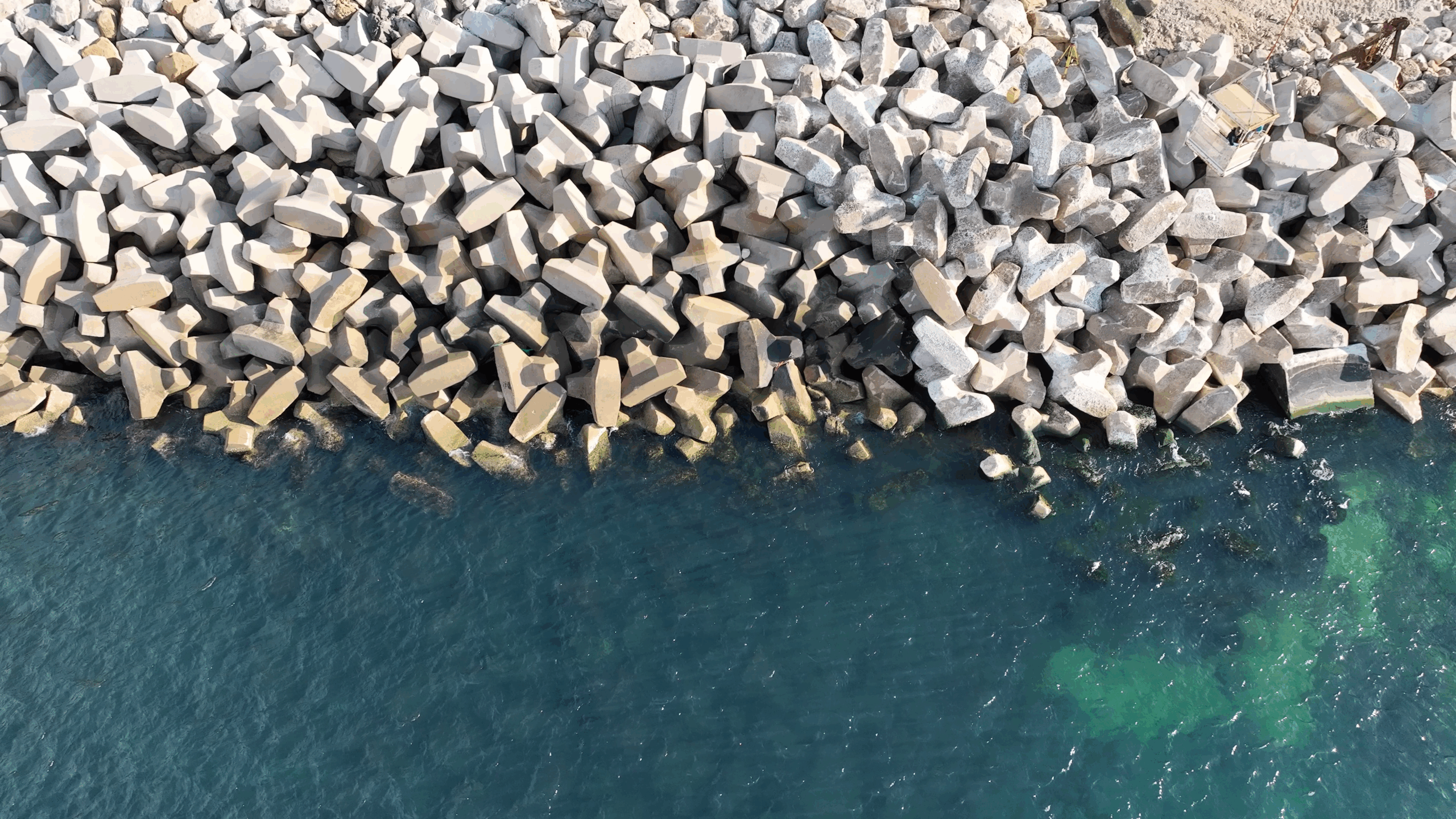 Carapace de la digue reconstruite avec contrôle qualité CLAS pour garantir l’imbrication correcte et la stabilité de l’ouvrage.