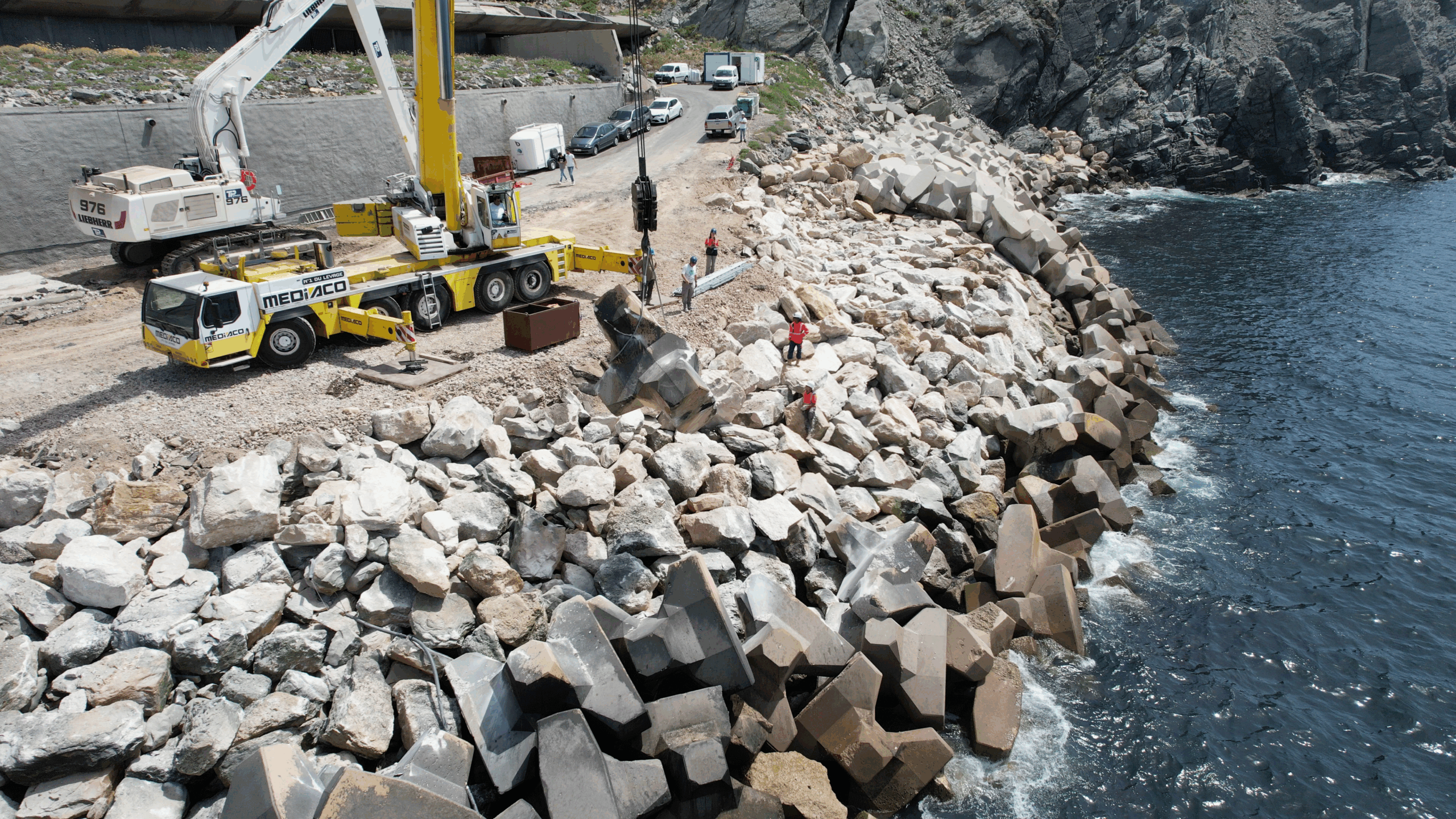 Démontage de la carapace de la digue du Cap Sicié réalisé sous la supervision des experts CLAS pour contrôler l’imbrication et la stabilité des blocs.