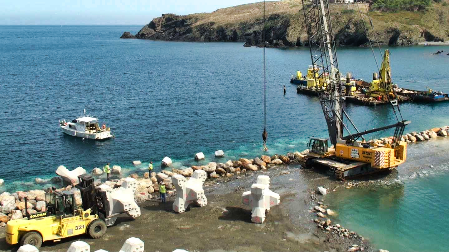 Vue du chantier de la digue de Cerbère avec la mise en place des blocs de carapace sous la supervision des inspecteurs CLAS.