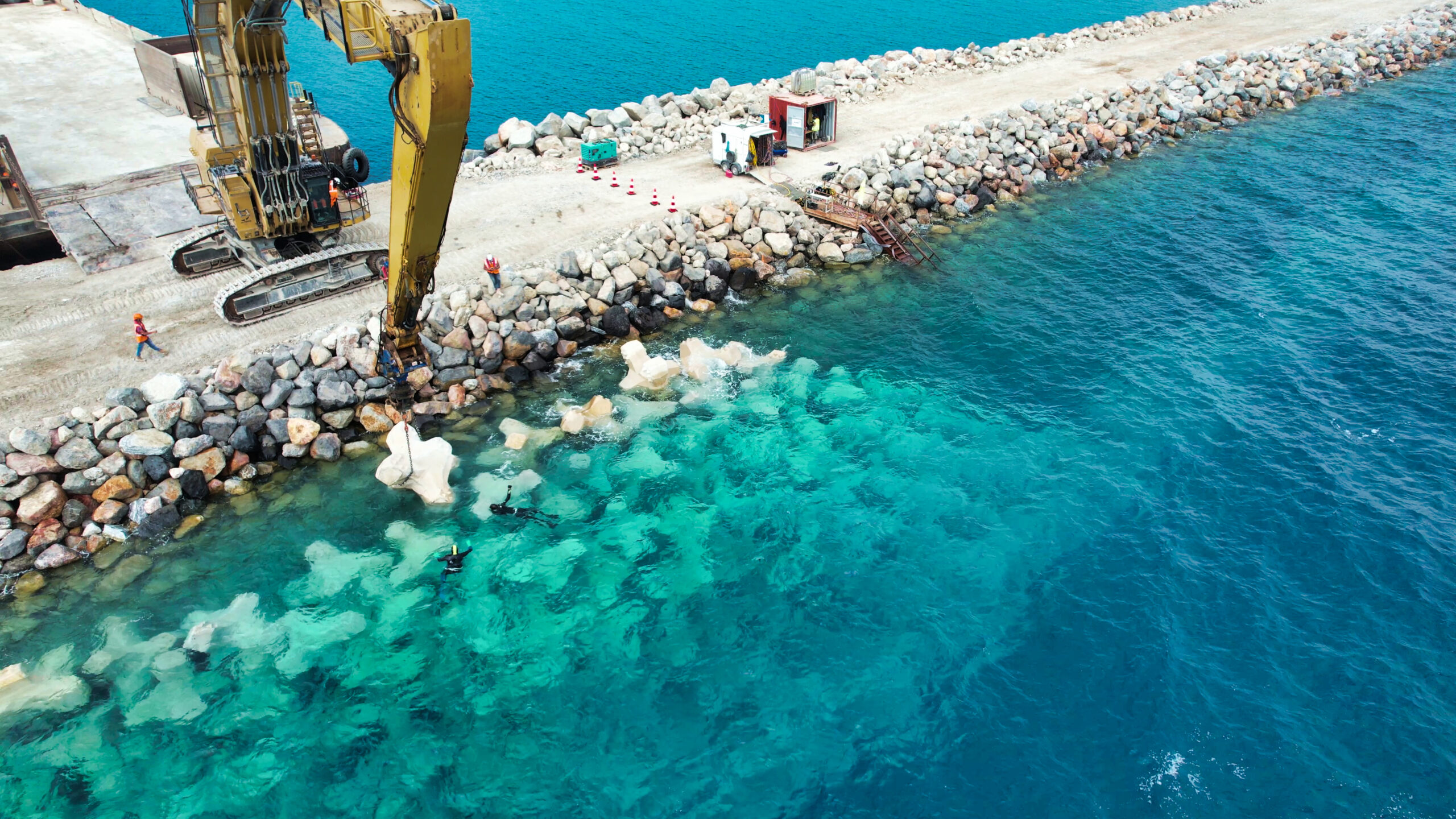 Pose des blocs artificiels à Port-La-Nouvelle sous la supervision des experts CLAS pour assurer une imbrication précise et conforme.