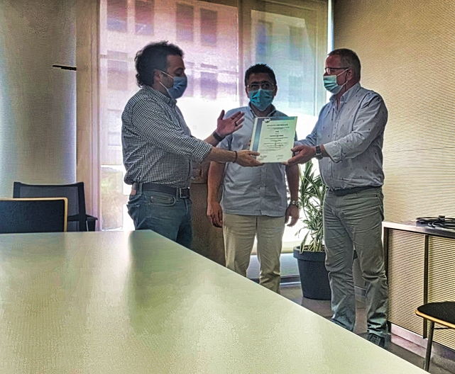 Remise du certificat CLASS A BREAKWATER par CLAS aux représentants de SOLIDERE pour la digue de la marina de Beyrouth.