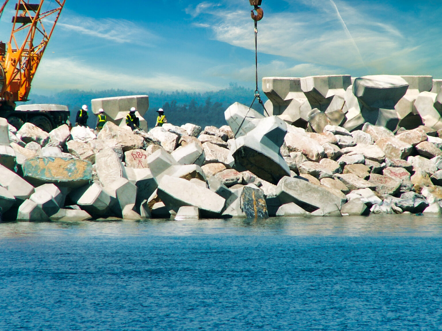 Plongeur CLAS guidant sous l’eau la mise en place des blocs de carapace pour assurer une imbrication précise et conforme.