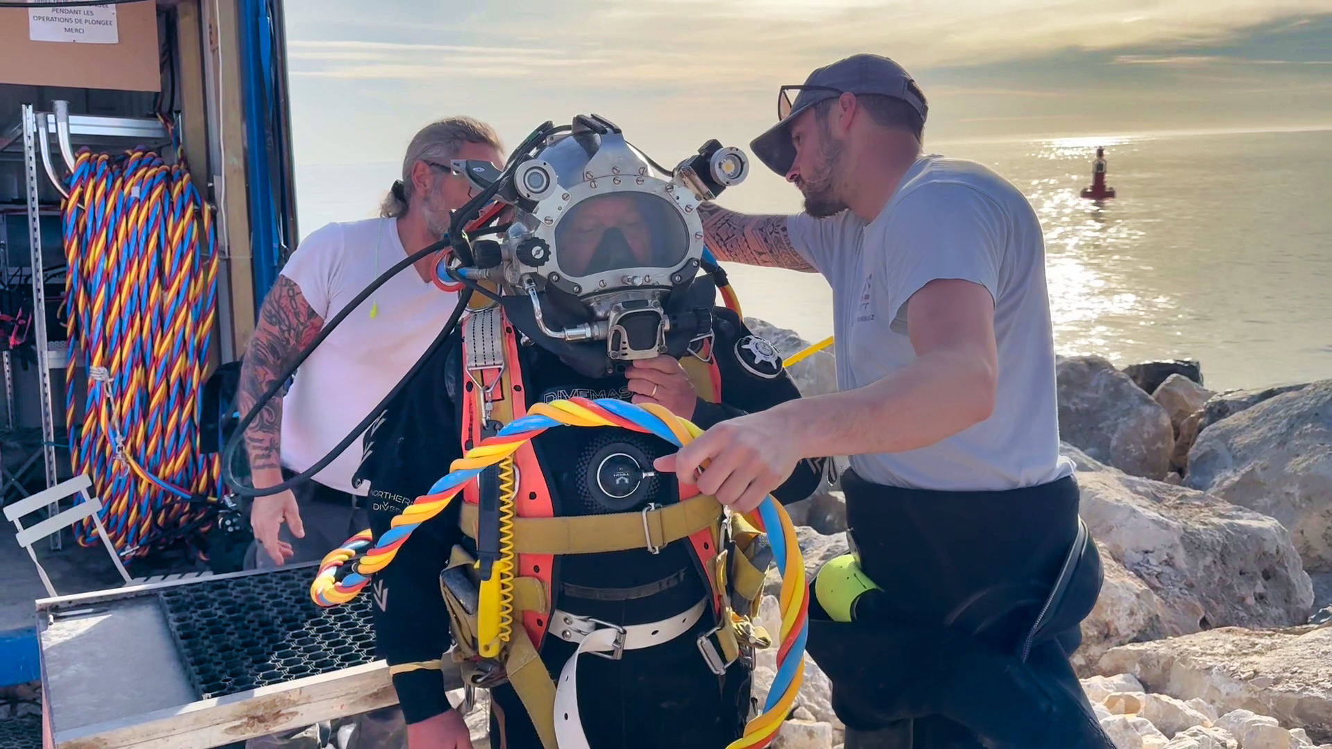 Préparation d’un plongeur CLAS utilisant du matériel haut de gamme pour garantir sécurité et efficacité lors des opérations sous-marines.