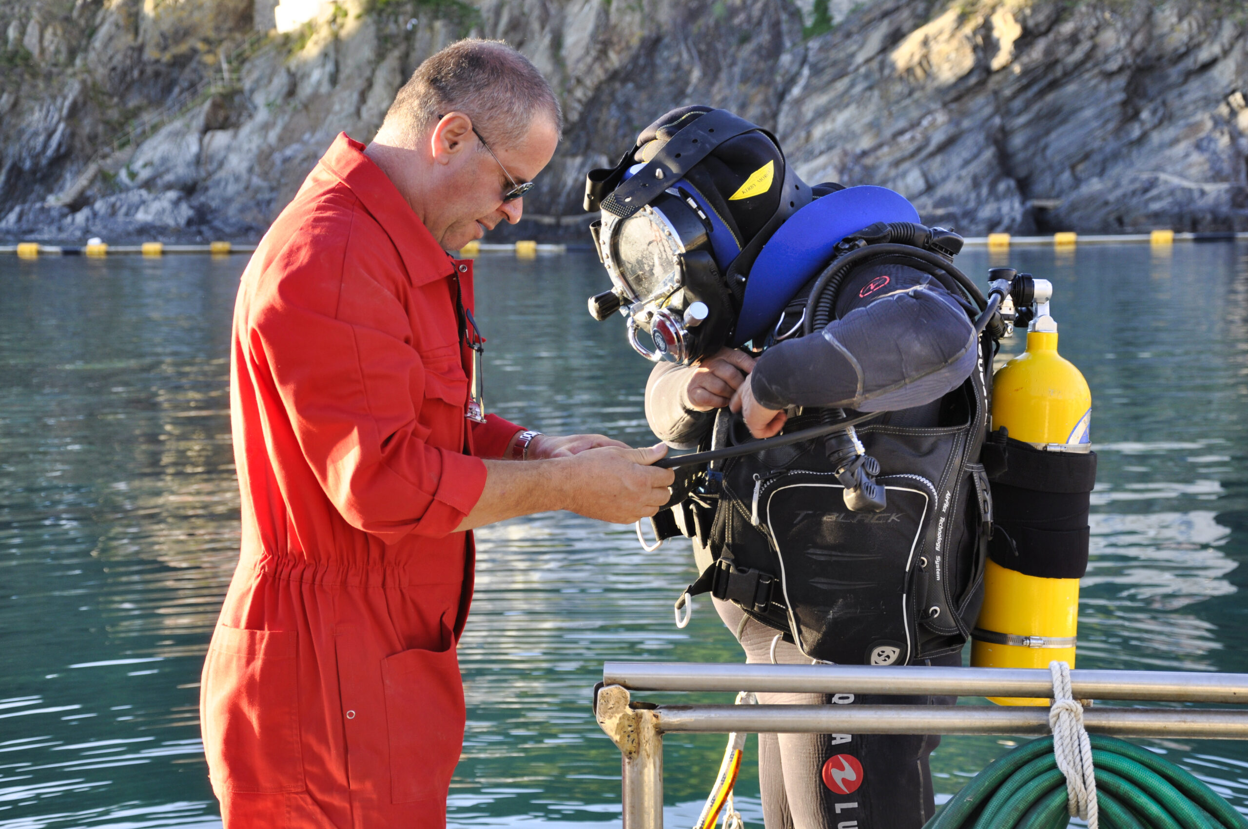 Plongeur CLAS se préparant pour une intervention sous-marine sur la digue afin d’assurer le contrôle de la mise en place des blocs.