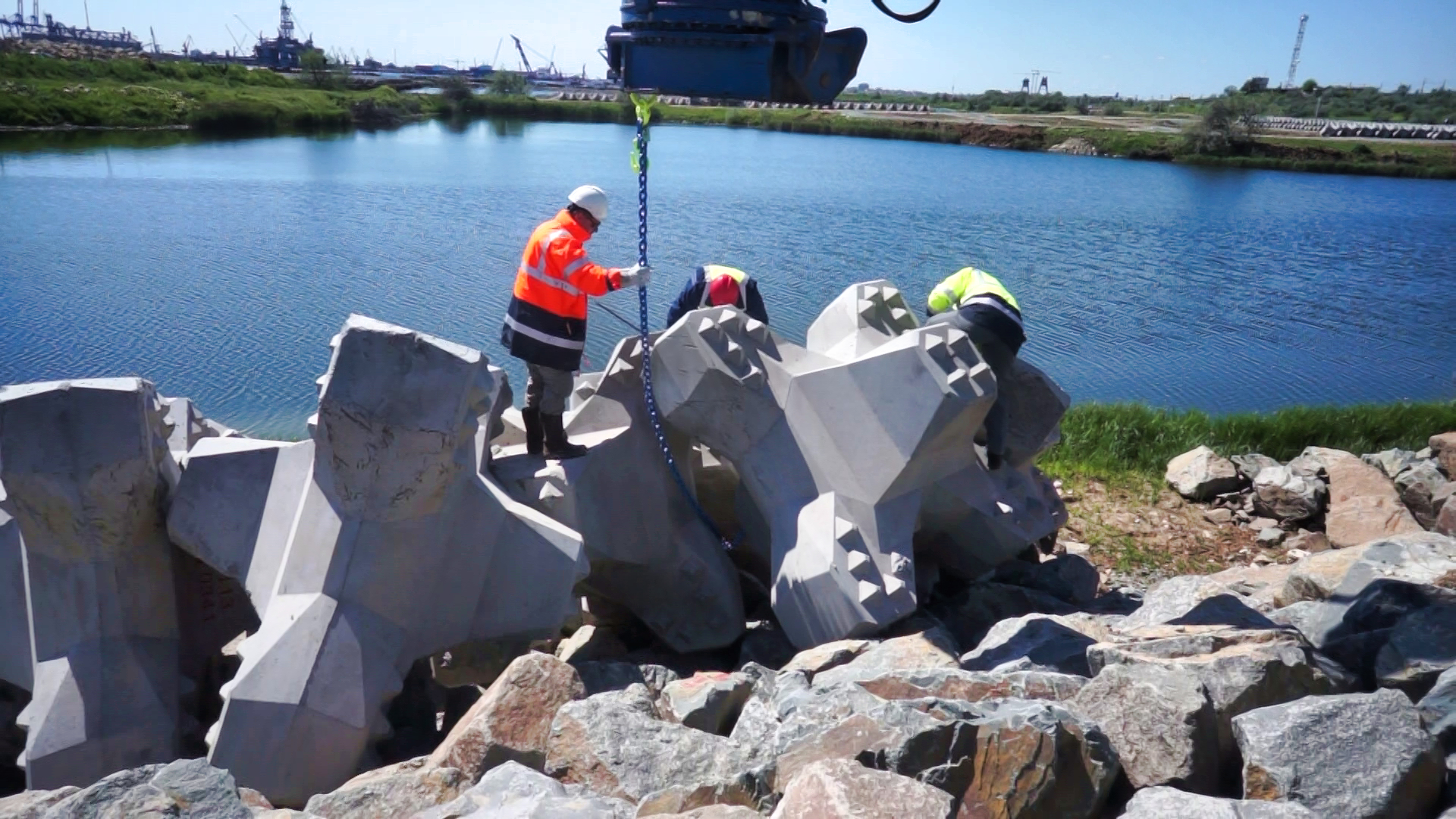Formation des plongeurs sur un talus d’essais sous la supervision des instructeurs CLAS pour maîtriser la pose et l’imbrication des blocs.
