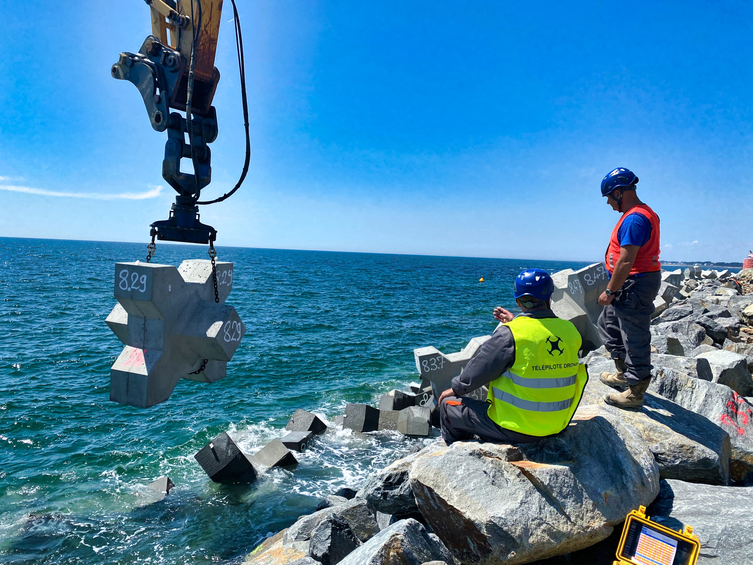 Inspecteur CLAS supervisant la pose des blocs sur la digue de La Turballe