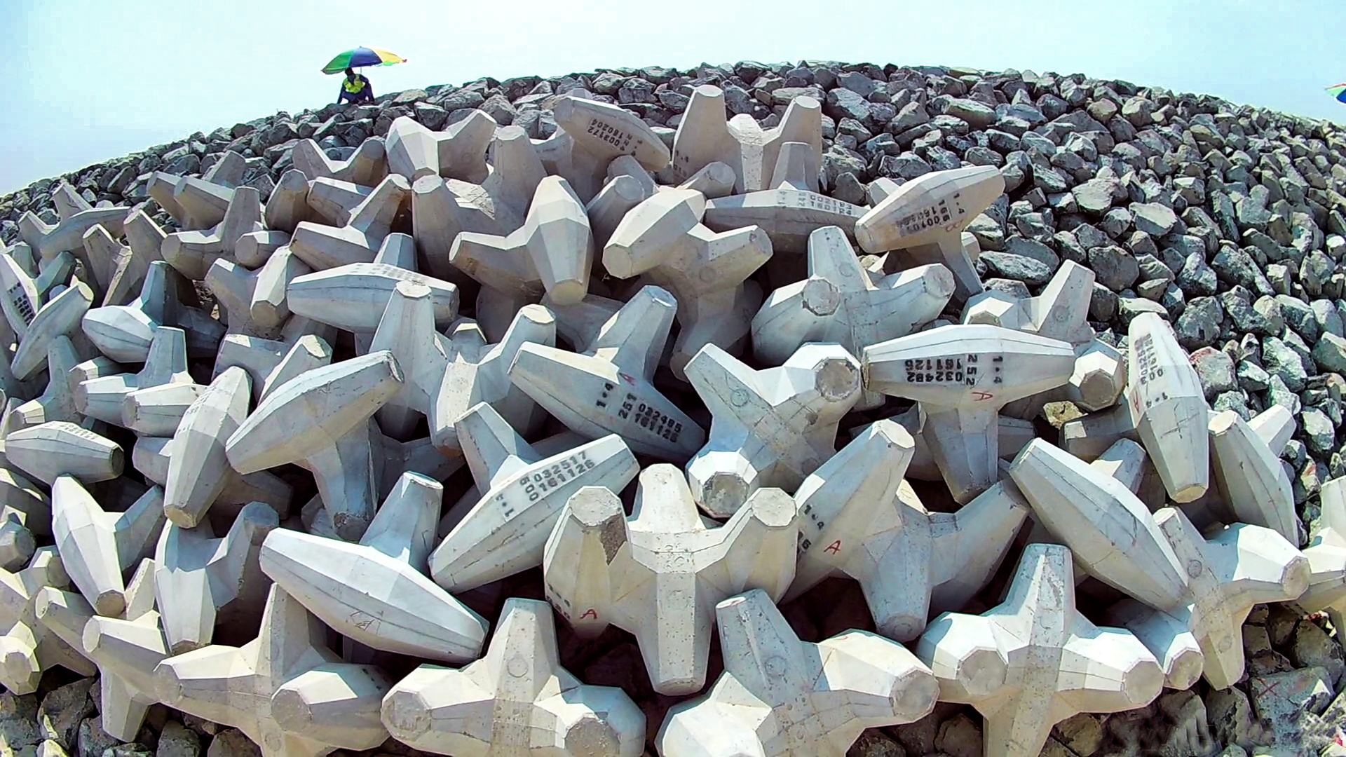 CLAS experts training Daewoo teams in the placement of armour units on the Al Faw breakwater project in Iraq