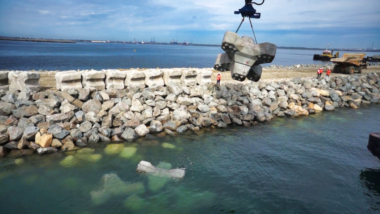 Barge de chantier à Constanța mettant en place les blocs de carapace sous la supervision des experts CLAS.