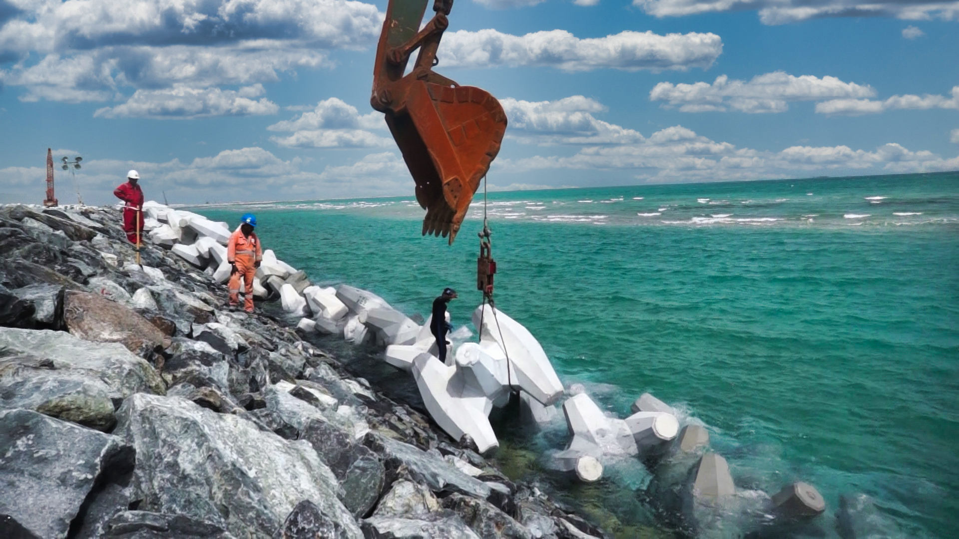 Pose des blocs CORELOC™ sur la digue, réalisée sous la supervision directe des inspecteurs CLAS