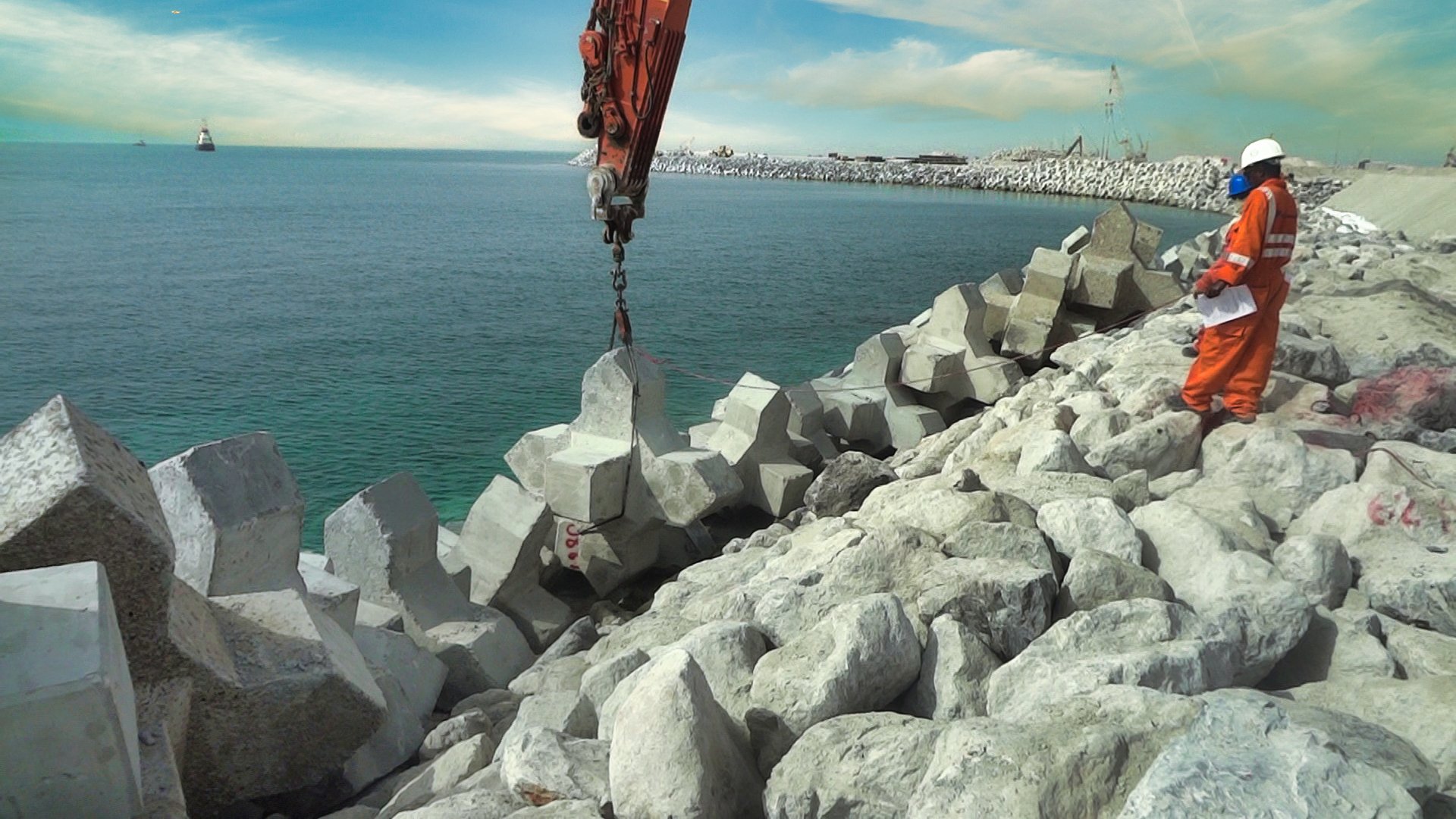 Pose des blocs de carapace sur la digue de Das Island sous la supervision des experts CLAS.