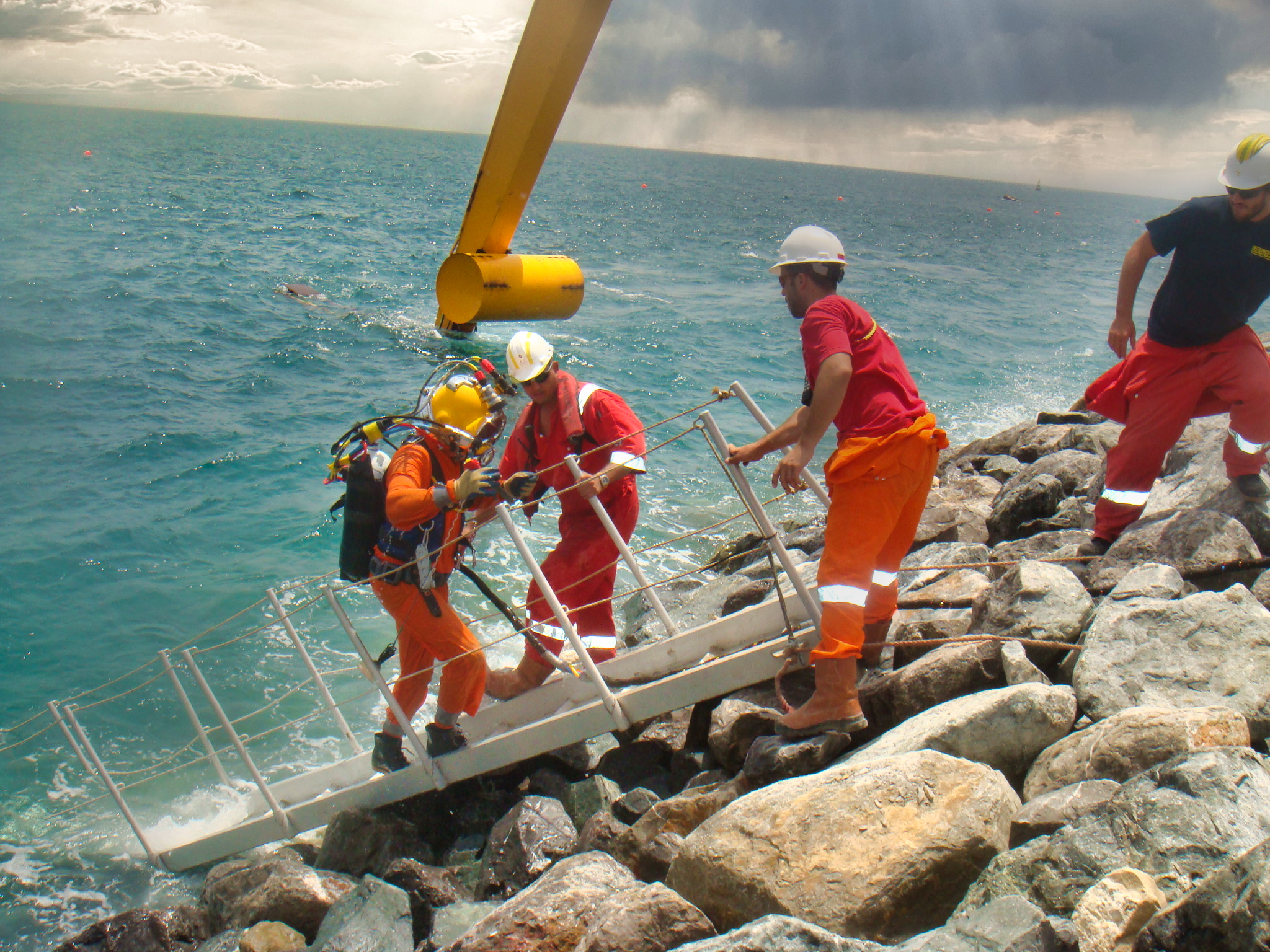 Plongeur sortant de l’eau après une opération sous-marine sur la digue.