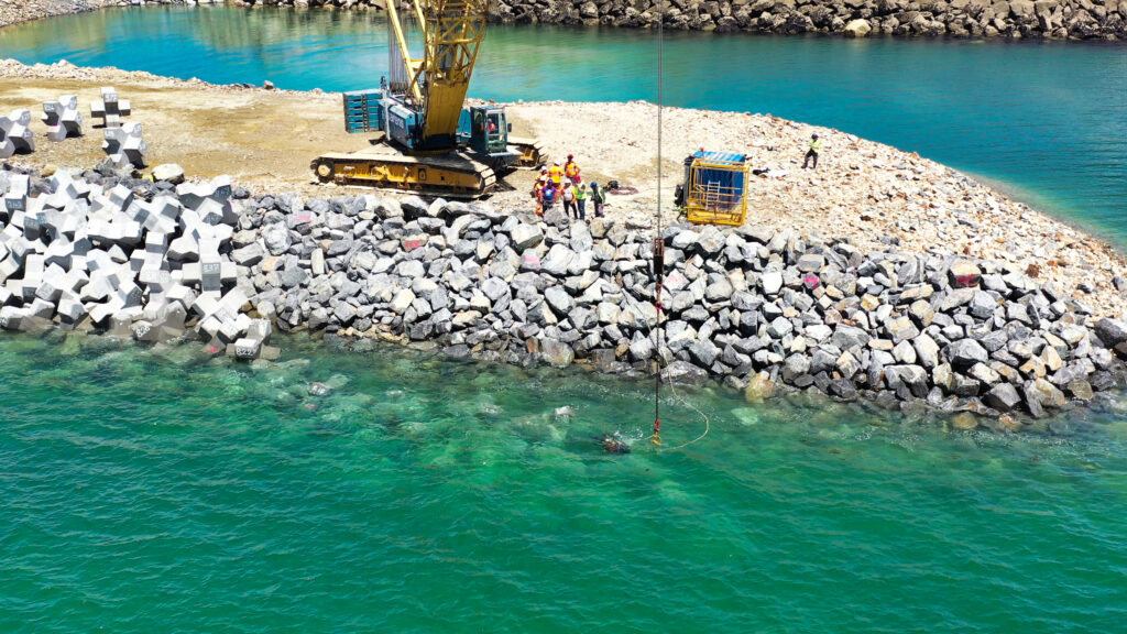 Plongeurs posant les blocs sous la supervision des inspecteurs CLAS