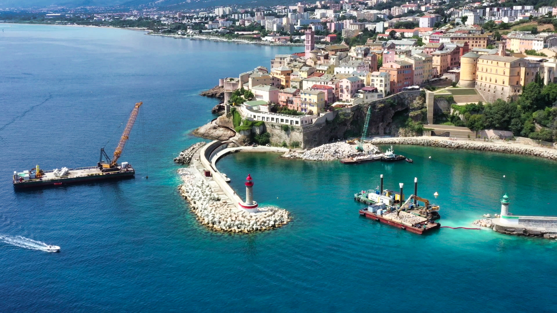 Vue drone de la digue du Dragon certifiée par CLAS, montrant la carapace et l’imbrication des blocs