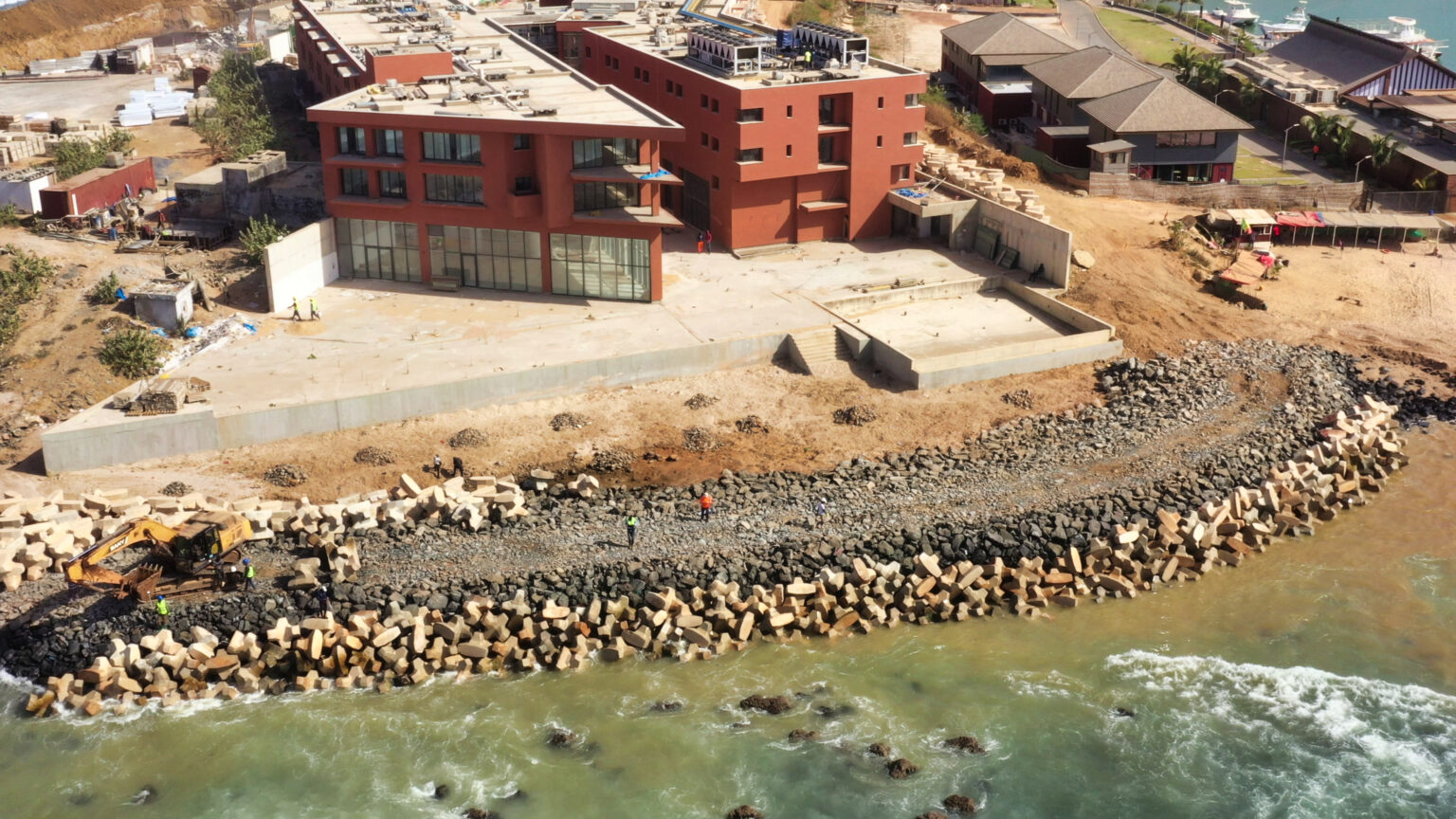 Vue drone de la digue en blocs BS1 en construction devant l’hôtel Azalaï à Dakar, sous la supervision des inspecteurs CLAS