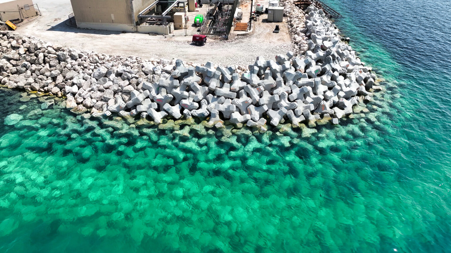 Vue drone de la carapace de digue inspectée par CLAS pour contrôler l’imbrication et la stabilité des blocs.