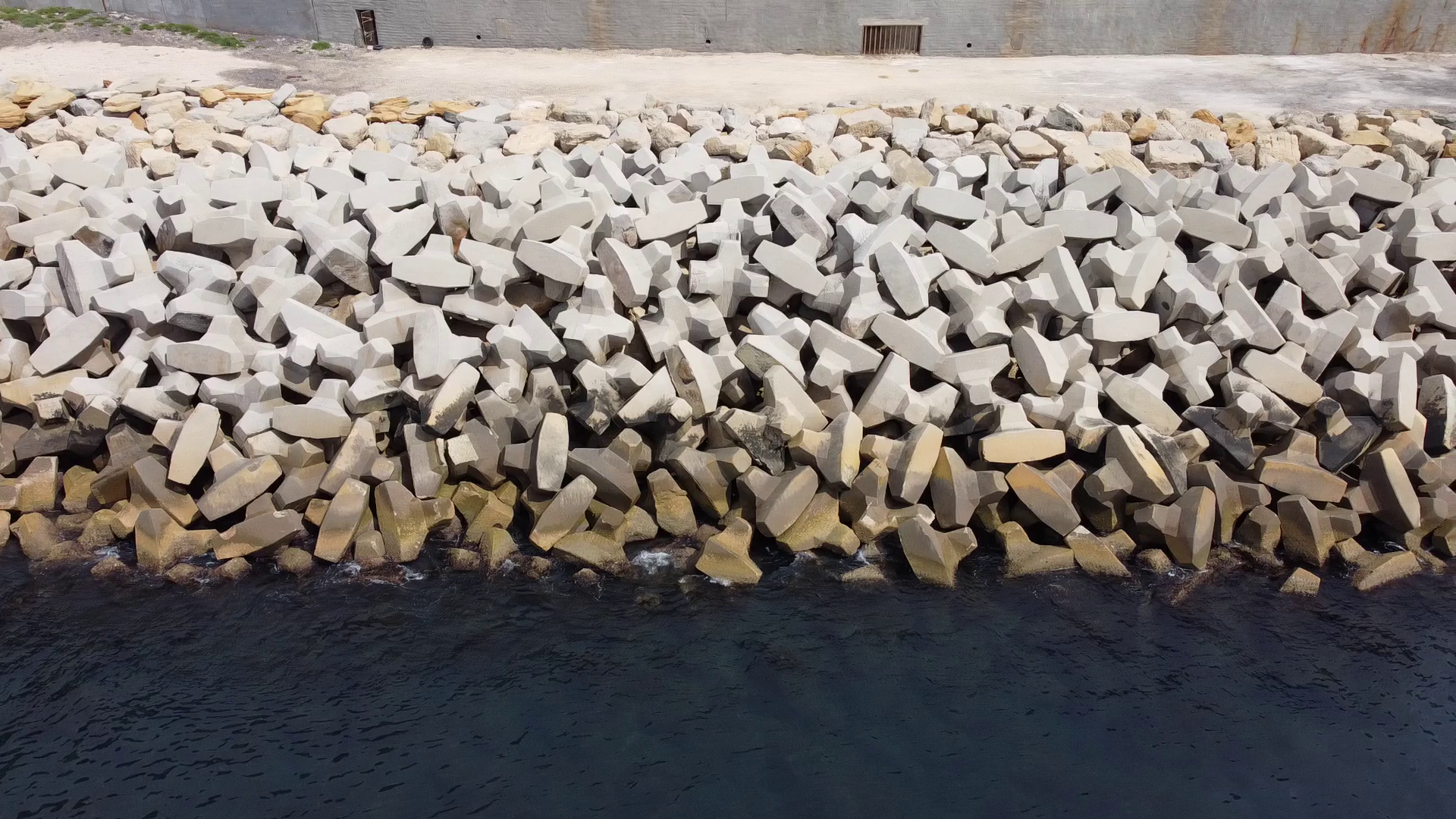 Vue drone de la carapace du Cap Sicié expertisée par les inspecteurs CLAS