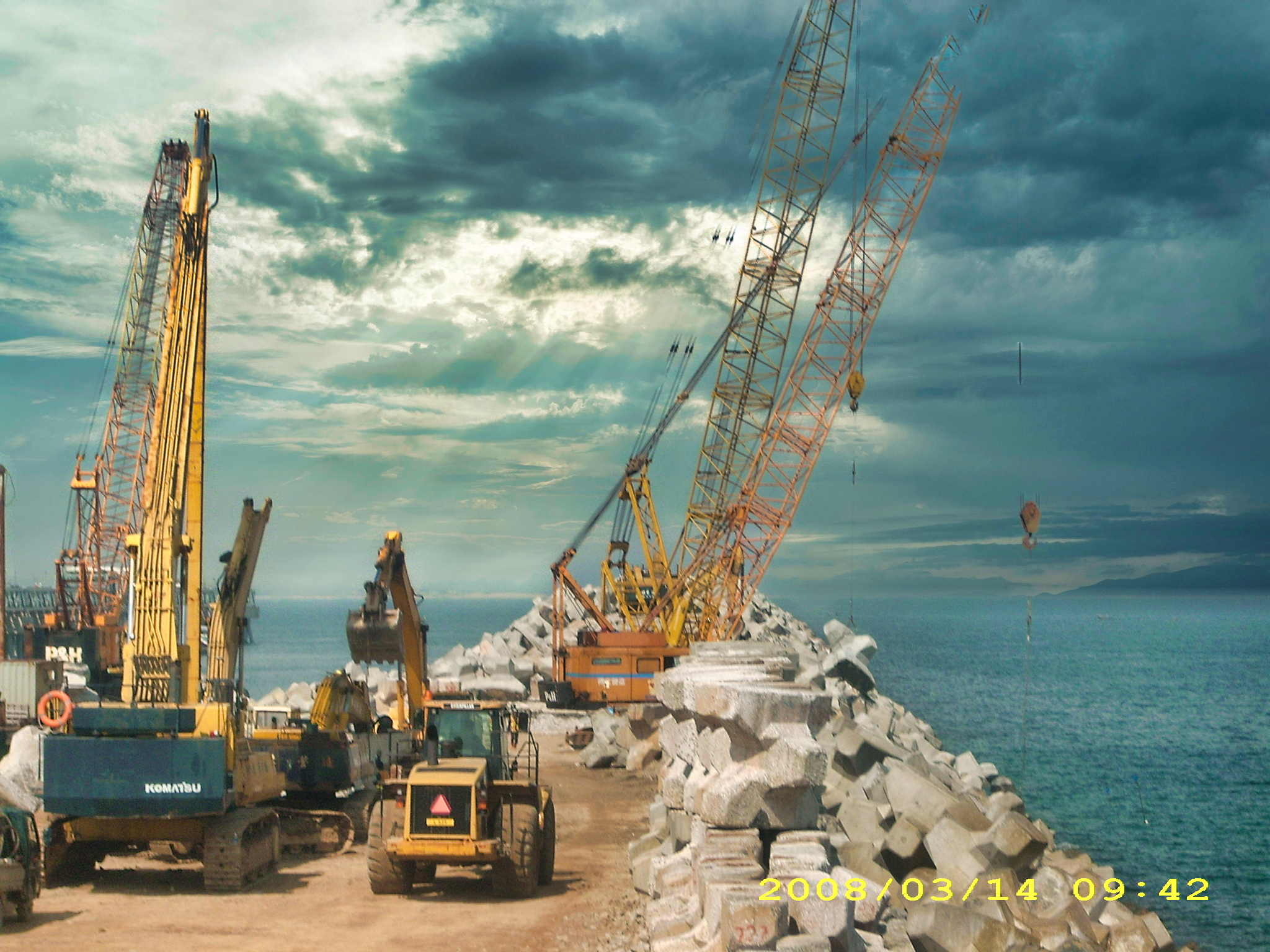 Installation des blocs de protection sur la digue de Dung Quat au Vietnam, contrôlée par CLAS pour assurer une mise en œuvre conforme.
