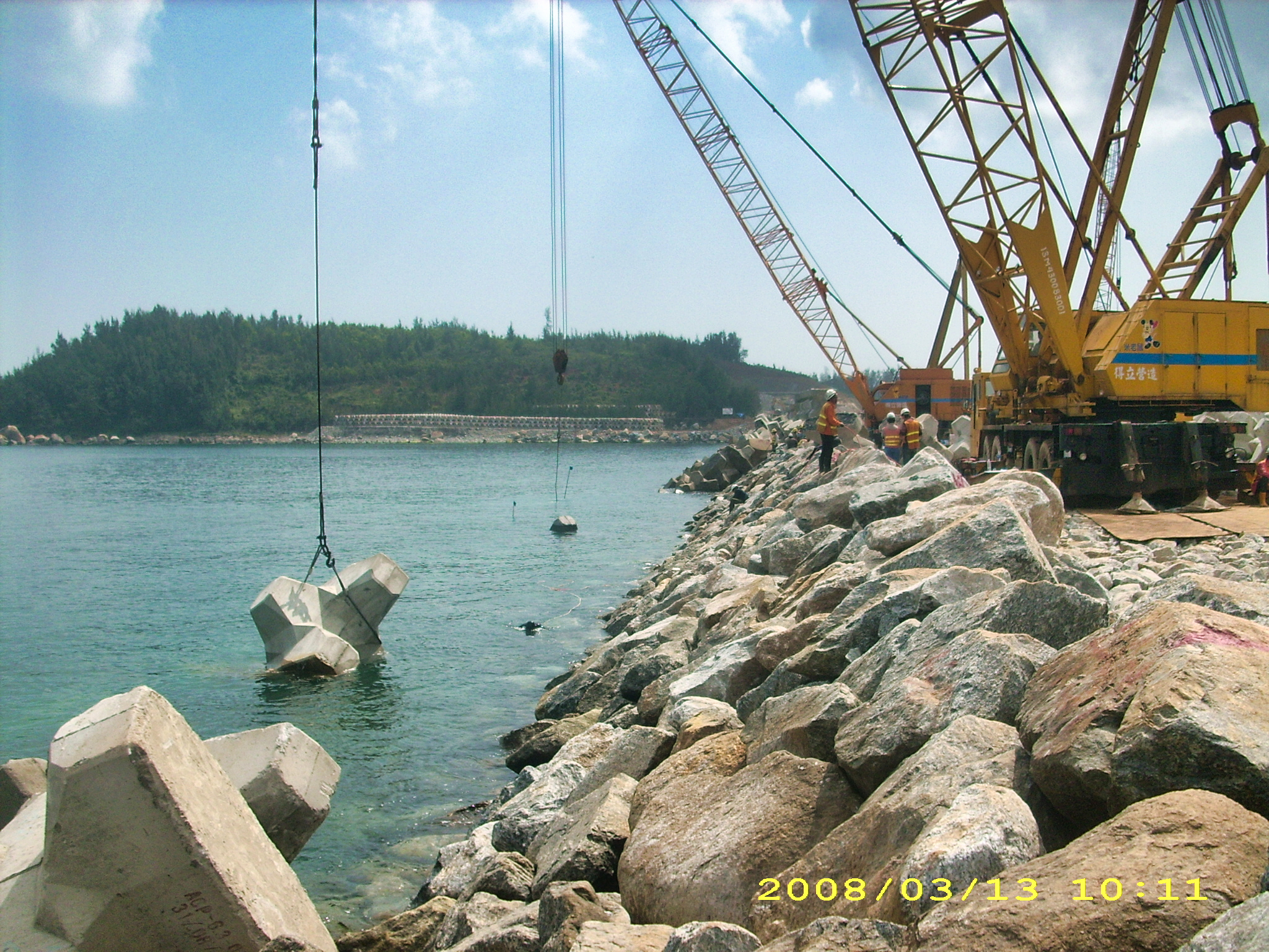 Pose des blocs de carapace sur la digue de Dung Quat au Vietnam sous la supervision technique des experts CLAS.