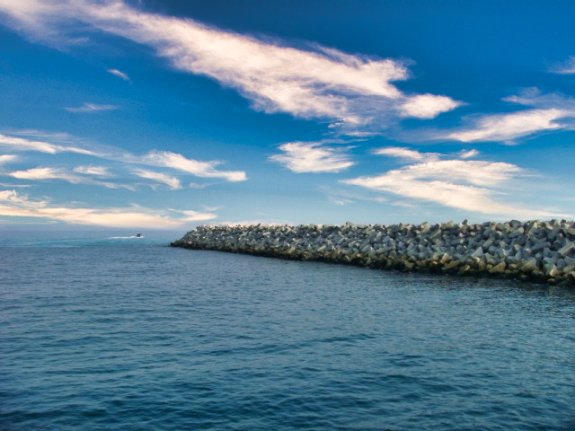 Vue de la carapace finie en blocs artificiels, montrant l’imbrication régulière sur la digue.
