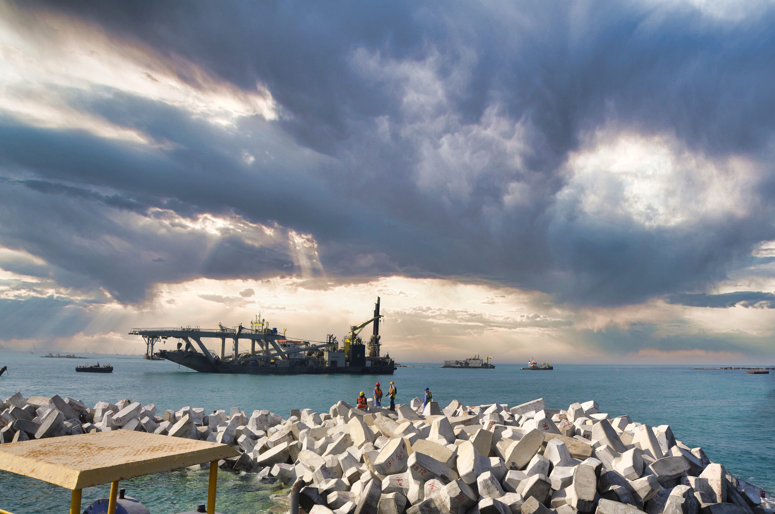 Vue d’une digue de Khalifa Port certifiée par les experts CLAS après contrôle complet de la carapace et de l’imbrication des blocs.