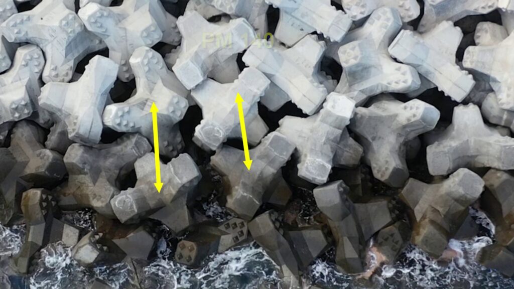 Montage en colonnes instables de blocs artificiels sur une carapace monocouche, avec défauts d’imbrication et liberté de mouvement incompatible avec la stabilité de l’ouvrage.