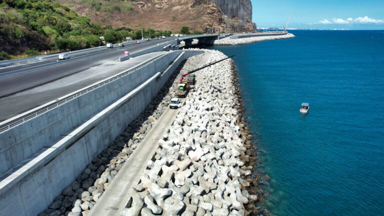 Vue d’une digue de la Nouvelle Route du Littoral à La Réunion, montrant la carapace en blocs artificiels inspectée et analysée par CLAS.