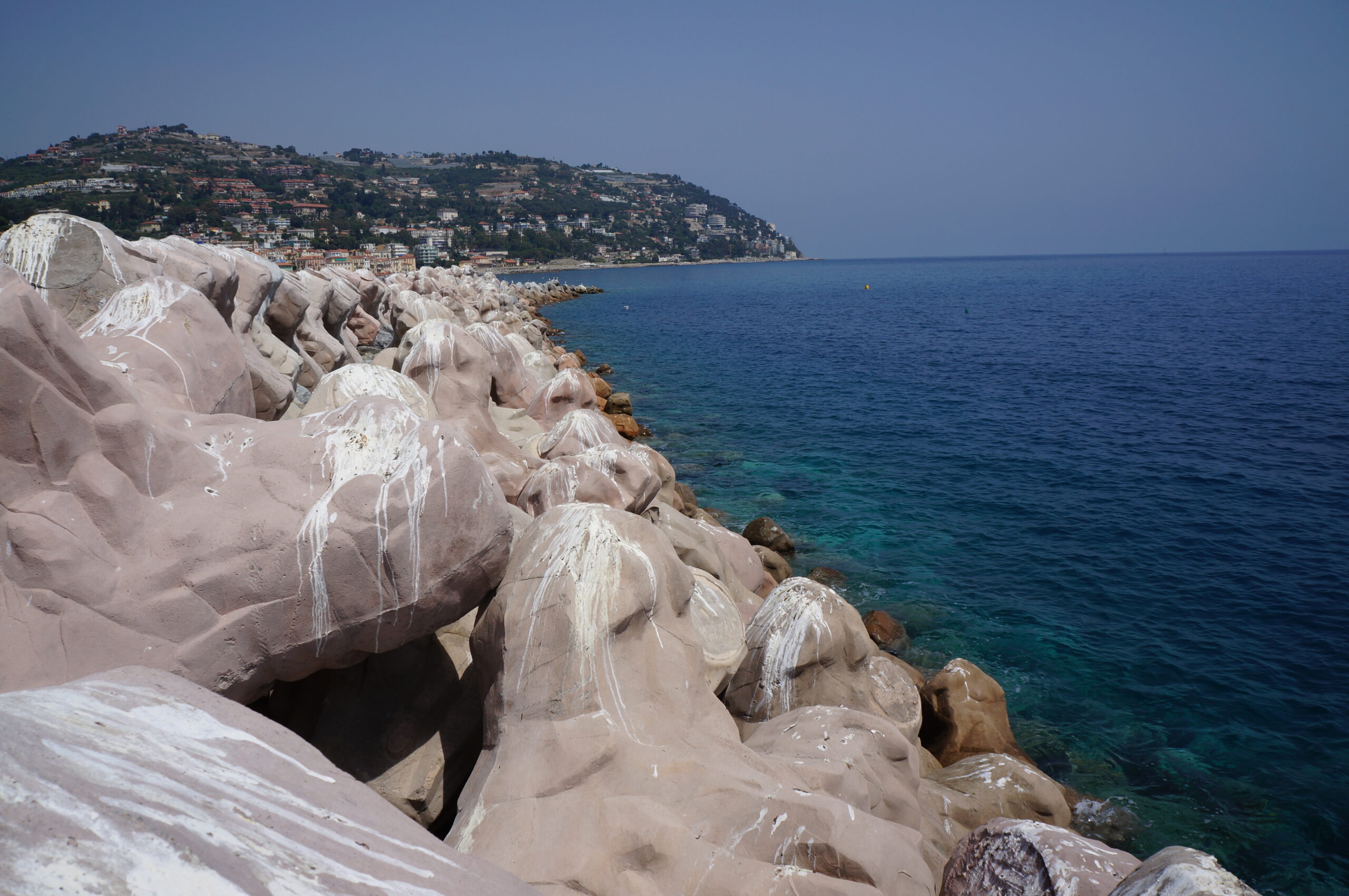 Vue de la digue d’Ospedaletti montrant les blocs artificiels de carapace assurant la protection du littoral.