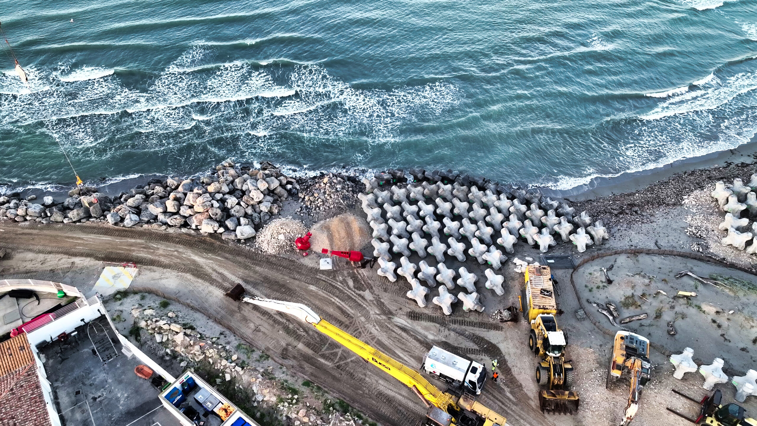 Vue drone montrant le stockage des blocs artificiels à Port Gardian avant leur mise en œuvre sur la digue.