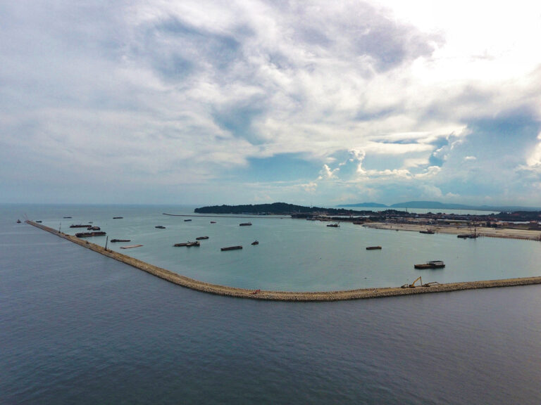 Vue du projet de Puerto Moín montrant les travaux maritimes et la construction des digues en blocs artificiels.