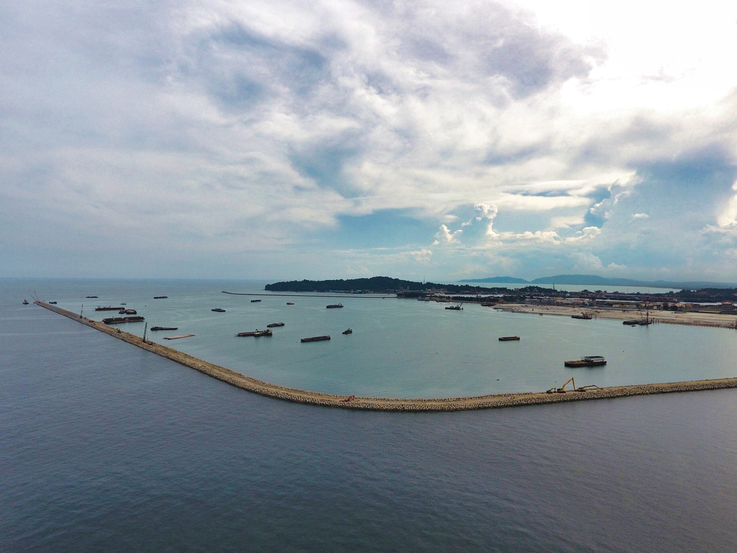 Vue du projet de Puerto Moín montrant les travaux maritimes et la construction des digues en blocs artificiels.